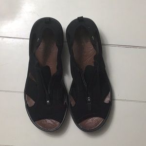 Bezees duet sandals in black size 8